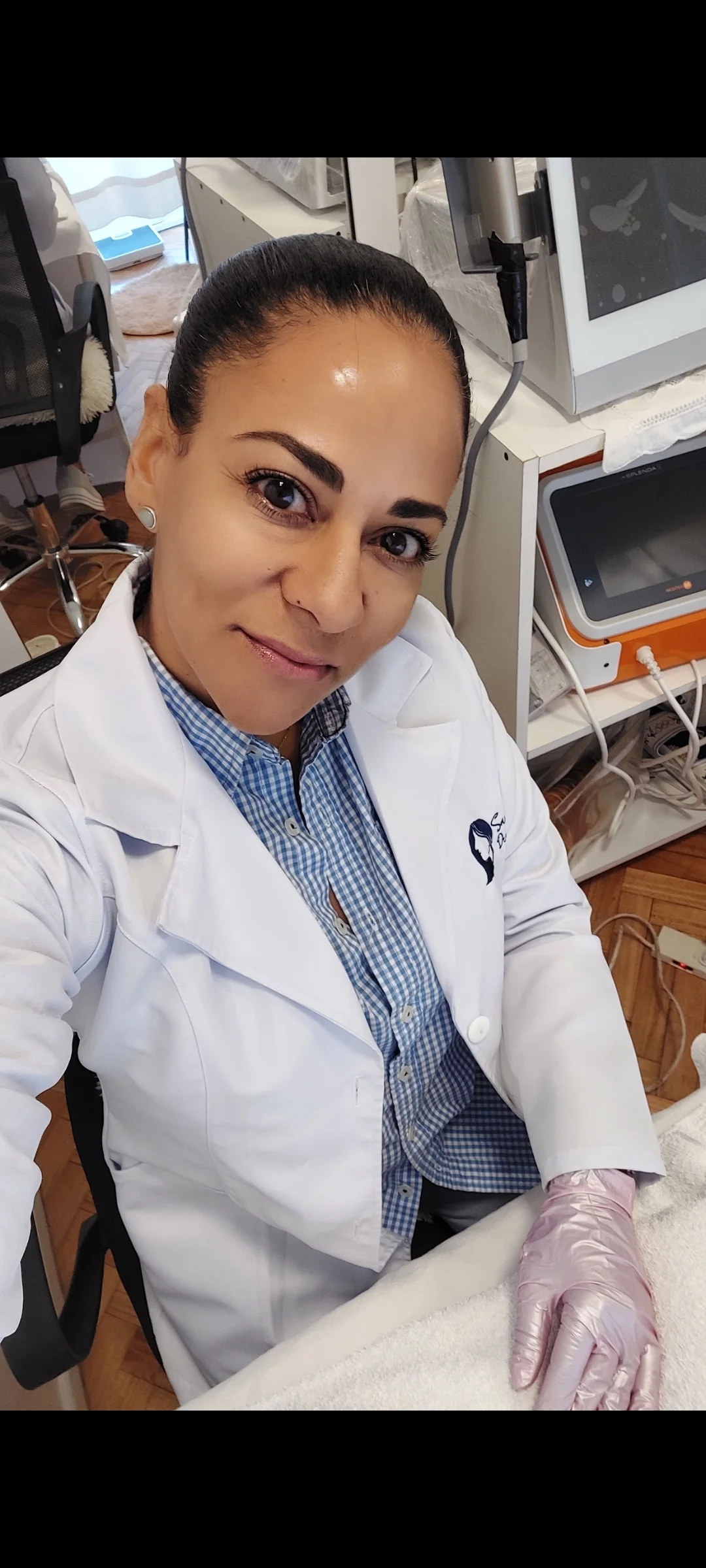 Sarita Parra junto a equipos profesionales de cuidado facial