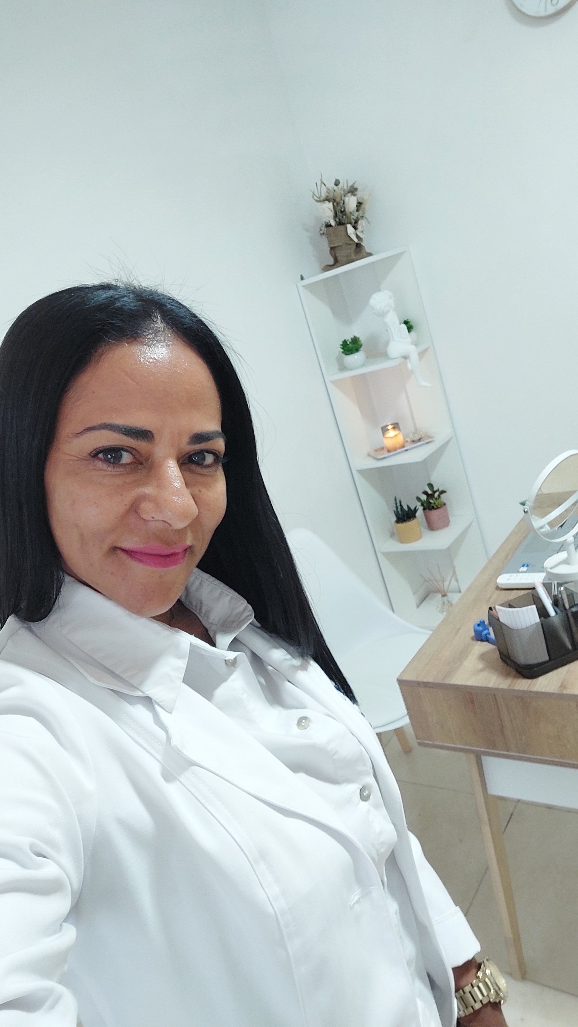 Sarita Parra en el consultorio del cuidado de la piel